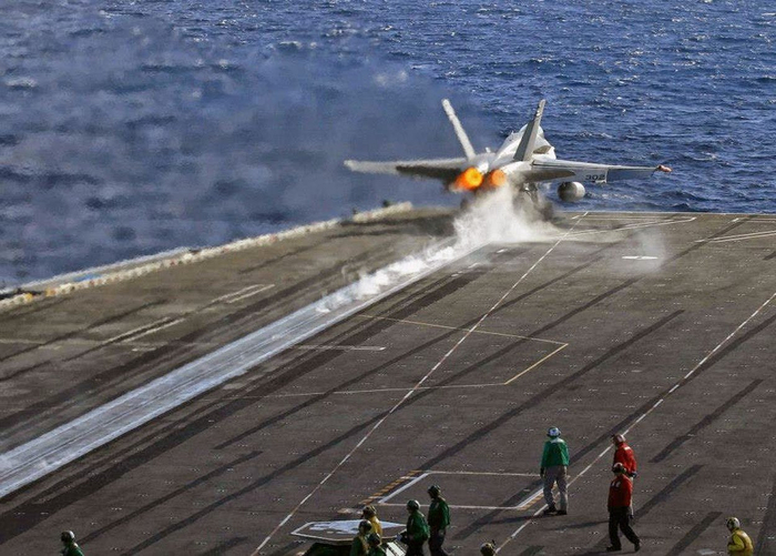 F/A-18 �������� ��� ������ ���������� � ������ ������ �� ������������ ����������