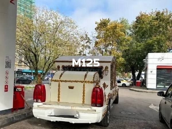 Автомобиль-карету заметили на заправке на Летчика Бабушкина. Кажется, было бы практичней запрячь лошадей, а не стоять в очереди