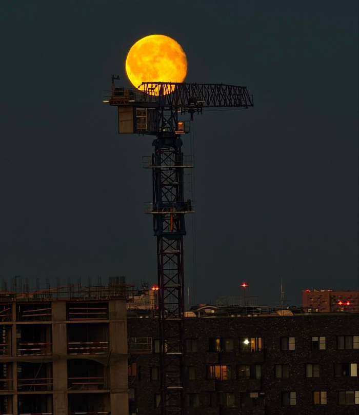 Уже не знают, чем ещё удивить? В Москве стали поддерживать луну краном