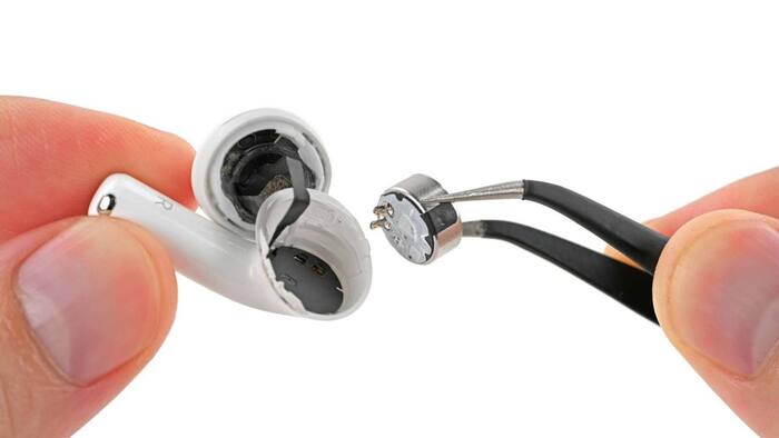 AirPods 5 впервые получили 2 из 10 баллов за ремонтопригодность от iFixit