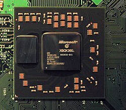 ATI Xenos. Это доработанный R400 в паре с eDRAM.