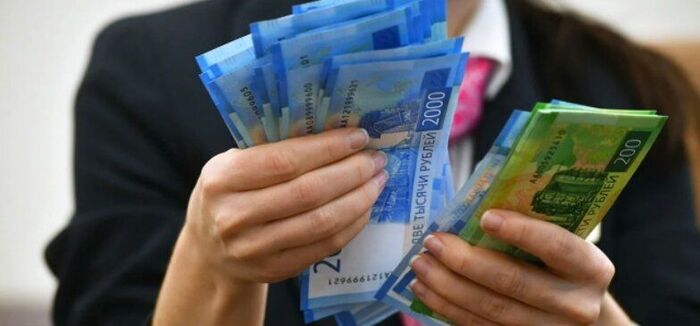 Деньги лежат в трёх банках. Налоговая всё равно сложит проценты: как считается налог по вкладам