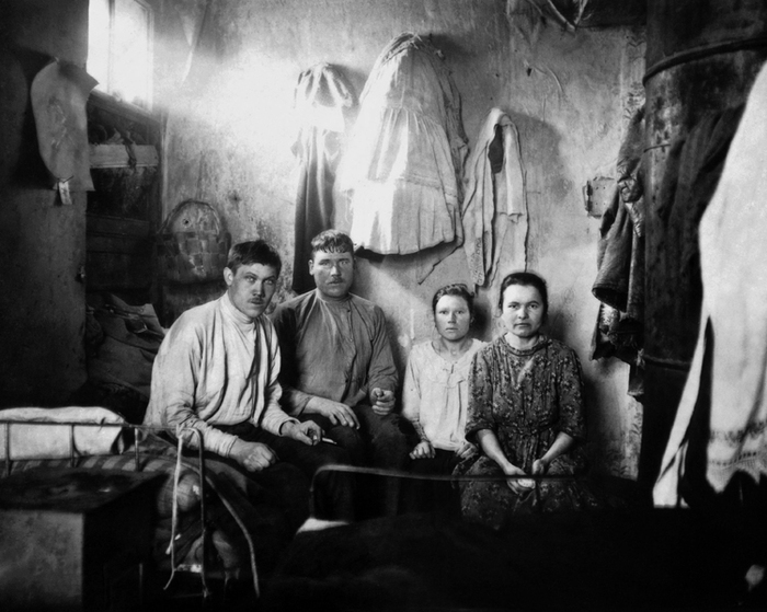 Две семьи рабочих кондитерской фабрики снимают угол в комнате. Фотография неизвестного автора. Петроград, 1920–1923 годы