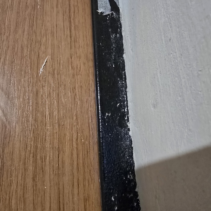 Не знаю, насколько видно на фото, но липкий слой остался на месте.
