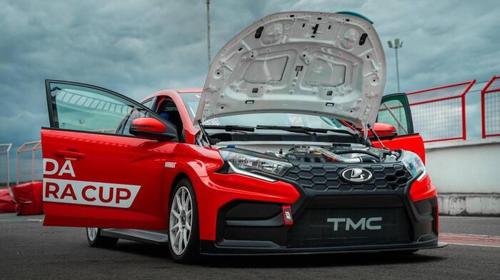 АвтоВАЗ показал гоночную Lada Iskra на 259 л.с