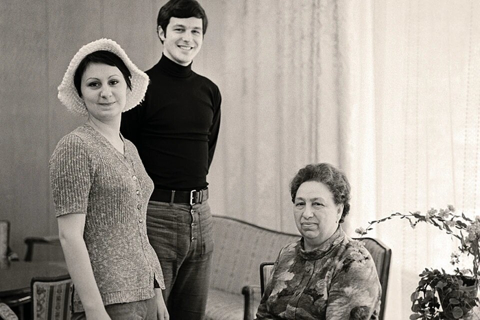 Виктория Брежнева с мужем и бабушкой