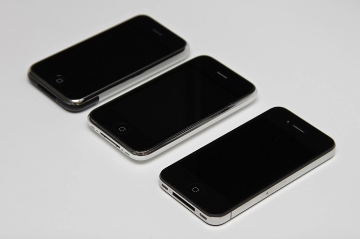 ����� �������: ������������ iPhone, iPhone 3G, iPhone 4. ����: <a href="https://pikabu.ru/story/yabloko_s_izyanom_stiv_dzhobs_obeshchal_svobodu_no_sozdal_usloviya_dlya_slezhki_14437244?u=http%3A%2F%2Fwikipedia.org%2F&t=wikipedia.org&h=a2ab922f31c507701b48df398439fe51172477ae" title="http://wikipedia.org/" target="_blank" rel="nofollow noopener">wikipedia.org</a>
