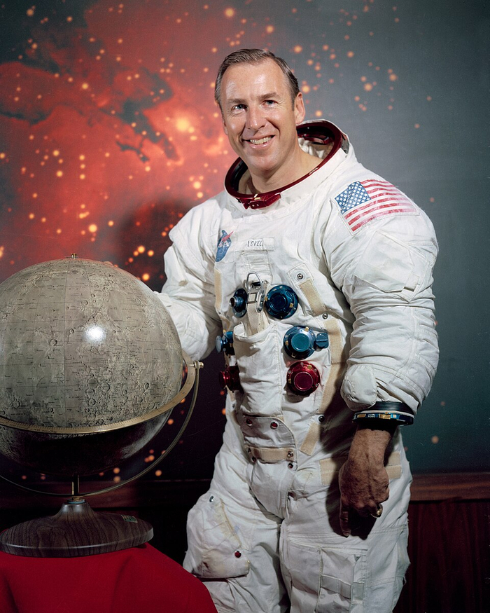 ���� ������. <a href="https://en.wikipedia.org/wiki/Jim_Lovell#/media/File:James_Lovell.jpg" target="_blank" rel="nofollow noopener">�������� �����������</a>