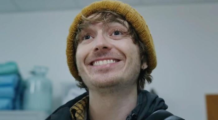 А ещё чел немного похож на вокалиста BMTH.