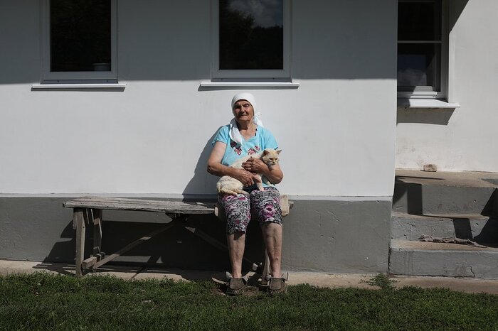 Раиса Ивановна у крыльца своего дома в Ивановке